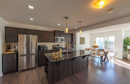 Cochrane House | Rocky Mountain View 4 You & Hot tub