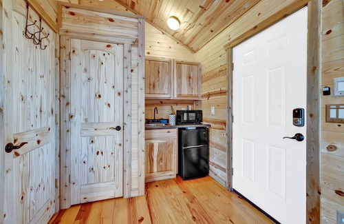 Fredericksburg Cabin | Rocky Ridge Cedar Cabin With Hot Tub & Amazing Views