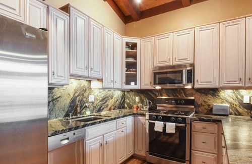 Tahoe City House | Rocky Ridge Retreat | BBQ on Patio w/ HOA Lake & Amenities Access