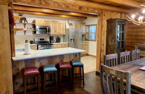 Red River Cabin | Rocky Top Vista Log Cabin with High Speed Wifi