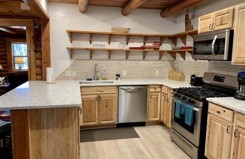 Red River Cabin | Rocky Top Vista Log Cabin with High Speed Wifi