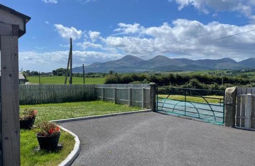 Annsborough House | Roddys cottage three bedroom with hot tub sleeps6