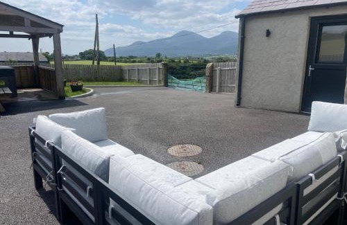 Annsborough House | Roddys cottage three bedroom with hot tub sleeps6