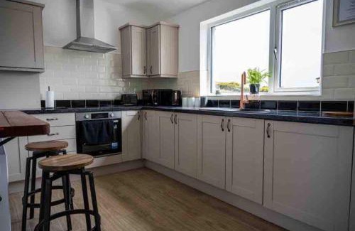 Annsborough House | Roddys cottage three bedroom with hot tub sleeps6