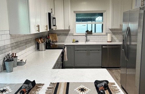 River Oaks House | Rodeo Ranch River District. Near all attractions. Sleeps 9, Fenced yard, Pets ok