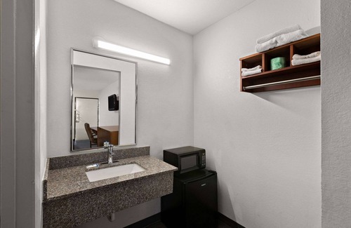 Commerce Hotel | Rodeway Inn Commerce