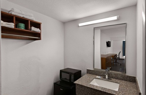 Commerce Hotel | Rodeway Inn Commerce