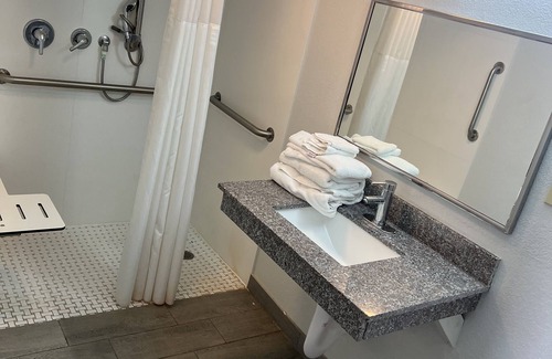 Commerce Hotel | Rodeway Inn Commerce