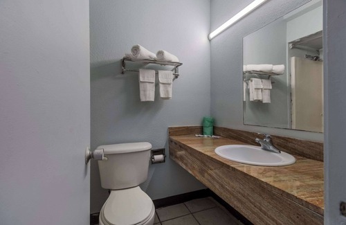 Beaumont Hotel | Rodeway Inn Conference Center
