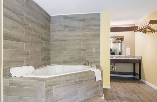 Monroeville Hotel | Rodeway Inn & Suites Monroeville - Pittsburgh