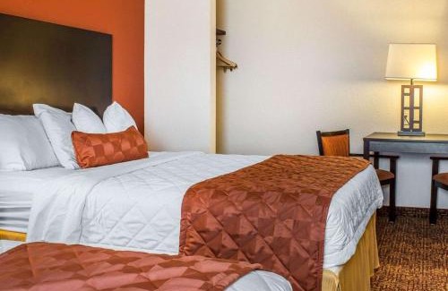 West Okoboji Hotel | Rodeway Inn & Suites near Okoboji Lake