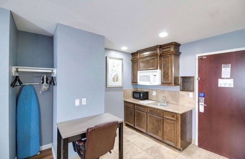 Lakeview  Jefferson County Hotel | Rodeway Inn & Suites Port Arthur - Groves