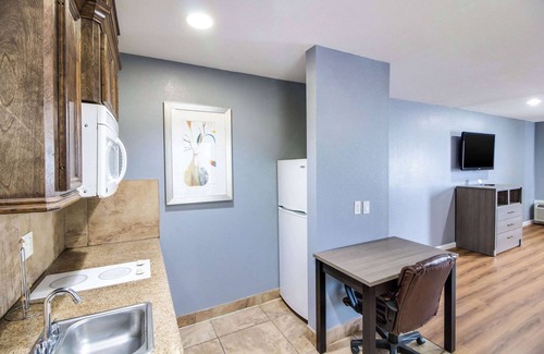 Lakeview  Jefferson County Hotel | Rodeway Inn & Suites Port Arthur - Groves
