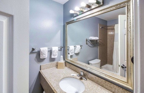 Lakeview  Jefferson County Hotel | Rodeway Inn & Suites Port Arthur - Groves