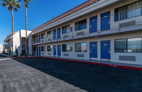 Thousand Palms Hotel | Rodeway Inn & Suites Thousand Palms - Rancho Mirage