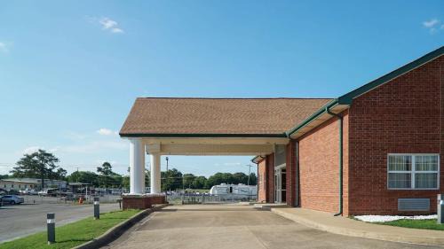 Beebe Hotel | Rodeway Inn
