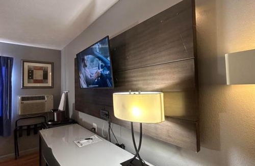Emporia Hotel | Rodeway Inn