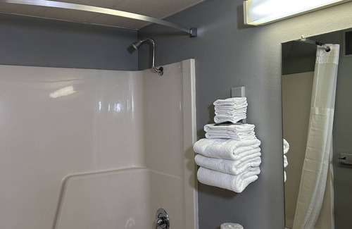 Emporia Hotel | Rodeway Inn
