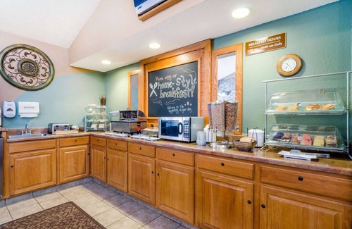 Hesston Hotel | Rodeway Inn