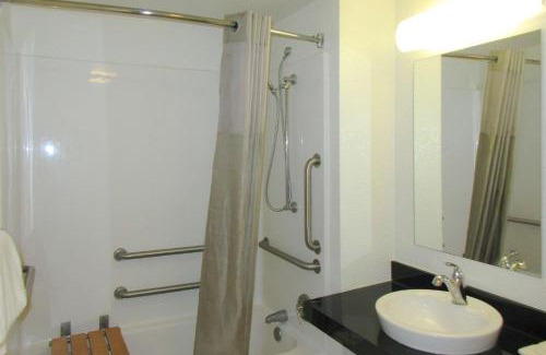 Washington Hotel | Rodeway Inn Washington PA