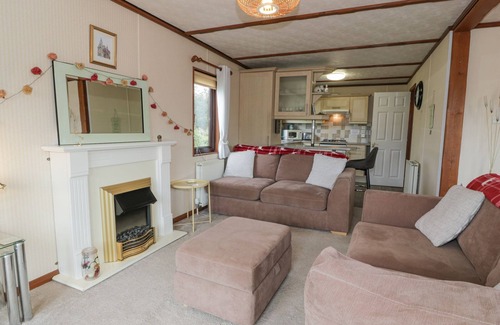 Newton Stewart Cottage | ROE DEER LODGE, pet friendly, with a garden in Whithorn
