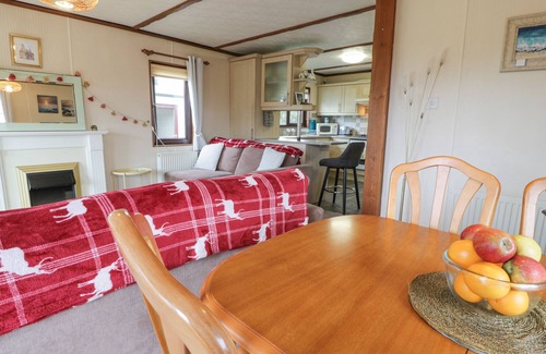 Newton Stewart Cottage | ROE DEER LODGE, pet friendly, with a garden in Whithorn