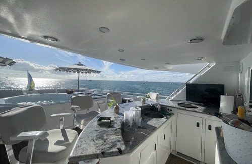 Ludlam Boat Rental | Rogue, 105ft Yacht with Hot-tub