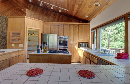 Gold Beach House | Rogue Keystone Lodge- River Front Views/Spa/Sleeps 7