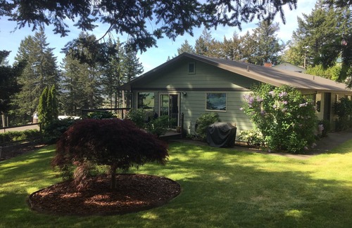 Gold Beach House | Rogue River Delight - 3 bd/2 ba River View Home