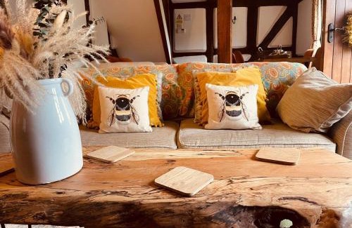 Whitbourne House | Rolling Hills and Woodland Views!-2 bed cottage with dog walking trails and local pub on your doorstep! Popular walking trails nearby-Malvern Hills and the Brockhampton Estate- Peaceful village on the border of Hereford and Worcester