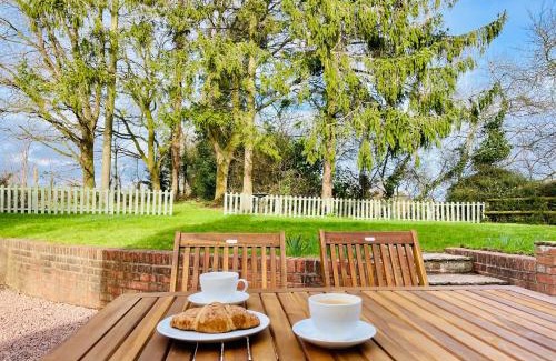 Whitbourne House | Rolling Hills and Woodland Views!-2 bed cottage with dog walking trails and local pub on your doorstep! Popular walking trails nearby-Malvern Hills and the Brockhampton Estate- Peaceful village on the border of Hereford and Worcester
