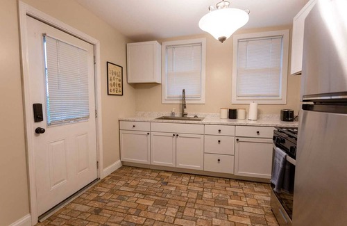 Norwood House | Rolston House - 1 Bed House near Xavier & Downtown