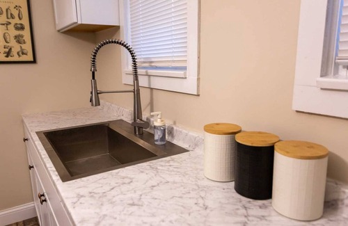 Norwood House | Rolston House - 1 Bed House near Xavier & Downtown