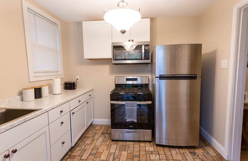 Norwood House | Rolston House - 1 Bed House near Xavier & Downtown