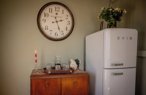 Dargal Road Cottage | Roma QLD vintage cottage w/laid back comfort, located on a small farm