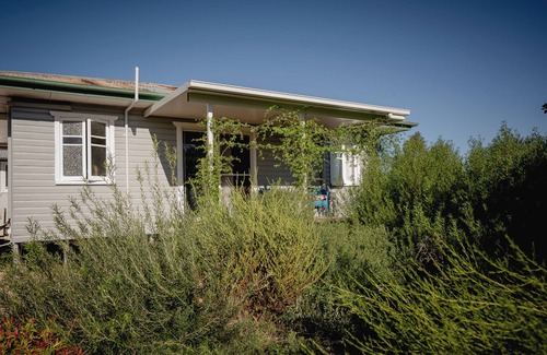 Dargal Road Cottage | Roma QLD vintage cottage w/laid back comfort, located on a small farm
