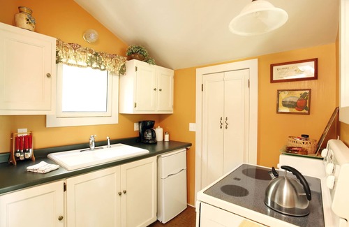Eureka Springs Historic District Cottage | Romantic, 1 bedroom cottage walking distance to downtown, pet friendly, private.