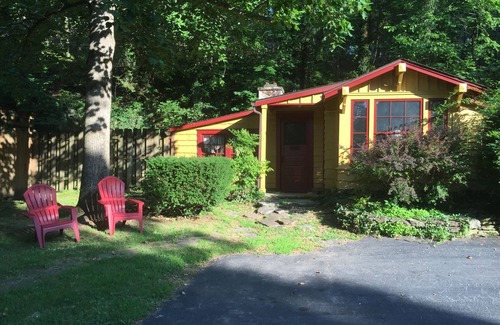 Eureka Springs Historic District Cottage | Romantic, 1 bedroom cottage walking distance to downtown, pet friendly, private.