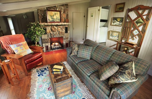 Eureka Springs Historic District Cottage | Romantic, 1 bedroom cottage walking distance to downtown, pet friendly, private.