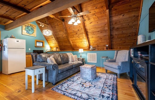 Draper Cabin | Romantic, 20 Ft from New River! 1B2B - Blue Moon