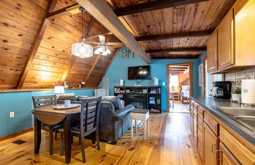 Draper Cabin | Romantic, 20 Ft from New River! 1B2B - Blue Moon
