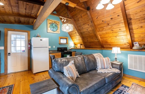 Draper Cabin | Romantic, 20 Ft from New River! 1B2B - Blue Moon