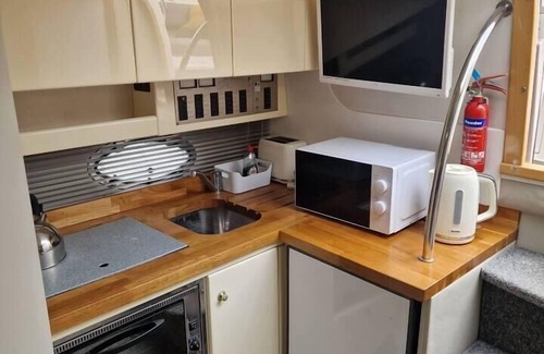 Wraysbury Apartment | Romantic 3Beds Yacht Escape on Thames