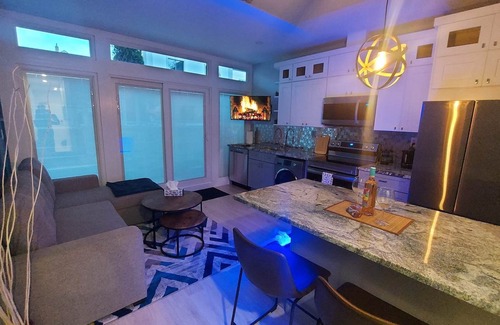 Windsor House | Romantic and Chic 1 Bedroom Suite in the Heart of DT