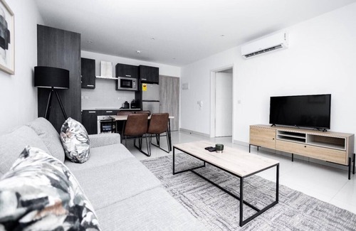 Roman Ridge Apartment | Romantic and very neat environment 5min drive from the airport.Rooftop pool