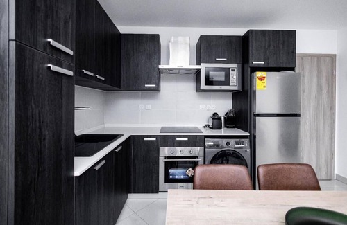 Roman Ridge Apartment | Romantic and very neat environment 5min drive from the airport.Rooftop pool