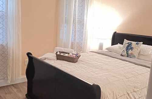 Basseterre House | romantic apartment, private and modernly furnished, 5 minutes from the airport