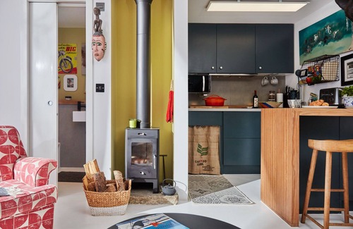 Langton Green Apartment | Romantic artist studio with hot tub, fire pit, hiking trails in woodland setting