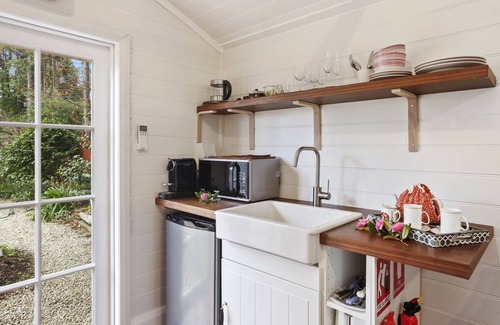 Leura Cottage | Romantic Bloom Cottage 300m to Mall with wood fire SPECIAL midweek rates apply