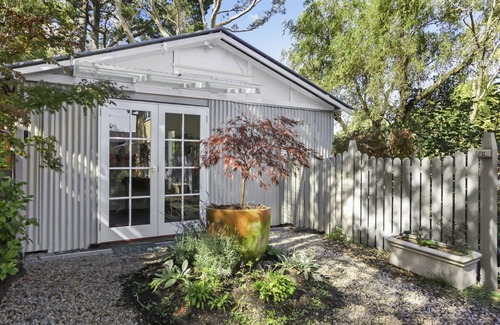Leura Cottage | Romantic Bloom Cottage 300m to Mall with wood fire SPECIAL midweek rates apply